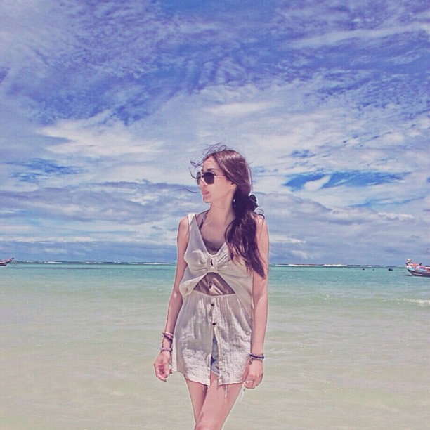  โฟร์ ศกลรัตน์ อวดหุ่นในชุดว่ายน้ำที่เกาะเต่า พร้อม โยชิ ซีควินท์