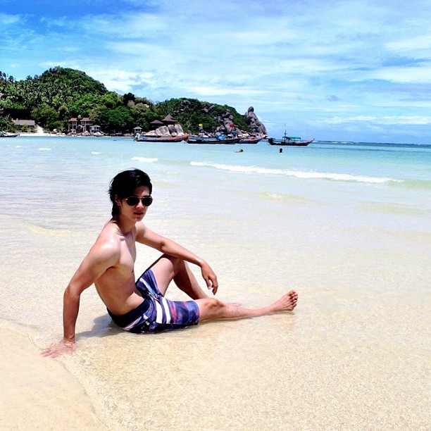  โฟร์ ศกลรัตน์ อวดหุ่นในชุดว่ายน้ำที่เกาะเต่า พร้อม โยชิ ซีควินท์