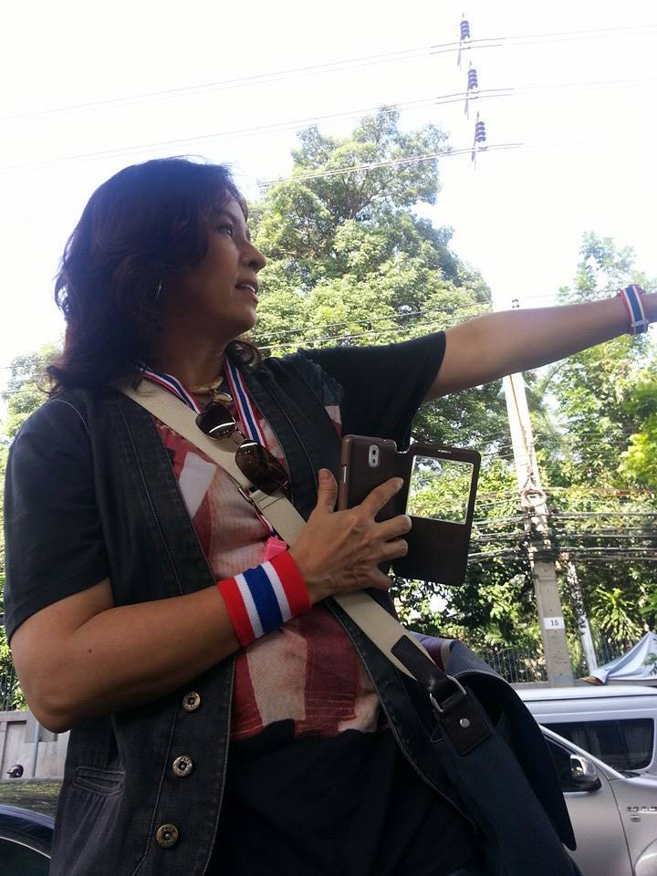 เปิ้ล จารุณี เดินเท้าร่วมม็อบไปศูนย์ราชการ ลั่นไม่มีงานทำไม่เป็นไร