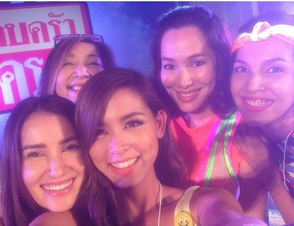 งานครอบครัวละคร ช่อง 3 ธีมปาร์ตี้เรืองแสง แรงสูง ซุปตาร์คับคั่ง