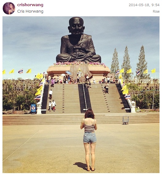 คริส หอวัง โดนวิจารณ์หนัก โพสต์รูปนุ่งสั้นไหว้พระ