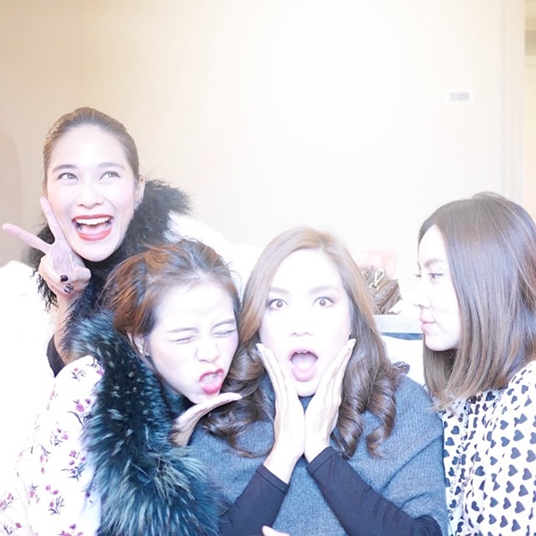 พลอย เฌอมาลย์ พร้อมเพื่อนสาว อวดแฟชั่นสุดเริ่ด เที่ยวมิลาน อิตาลี