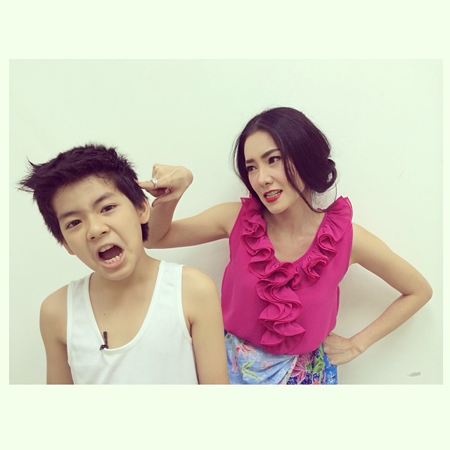 ตีสิบ 26 พ.ย. 56 พูดคุยกับ ลำยอง-วันเฉลิม และผู้กำกับ ทองเนื้อเก้า