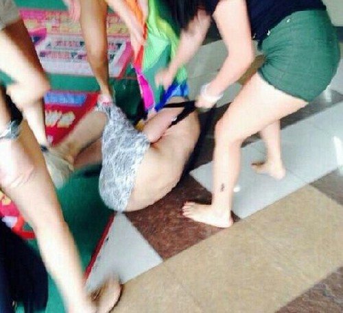 เมียหลวงจีนรุมตบ-จับเมียน้อยแก้ผ้า