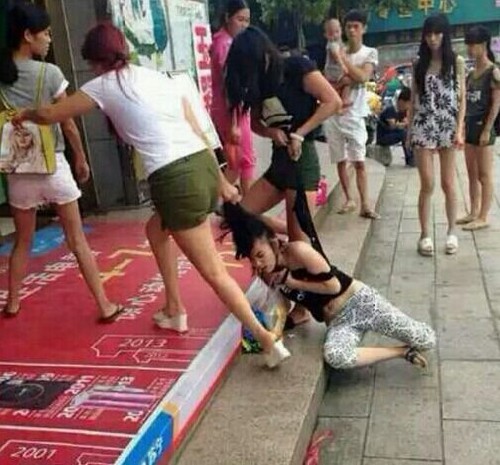 เมียหลวงจีนรุมตบ-จับเมียน้อยแก้ผ้า