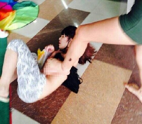 เมียหลวงจีนรุมตบ-จับเมียน้อยแก้ผ้า