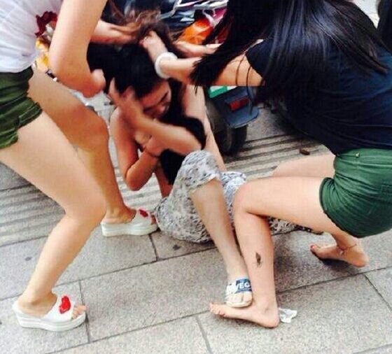 เมียหลวงจีนรุมตบ-จับเมียน้อยแก้ผ้า