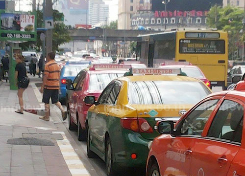 รถเมล์-แท็กซี่ ขอขึ้นค่าโดยสาร เตรียมบุกคมนาคม 3 ก.พ. 