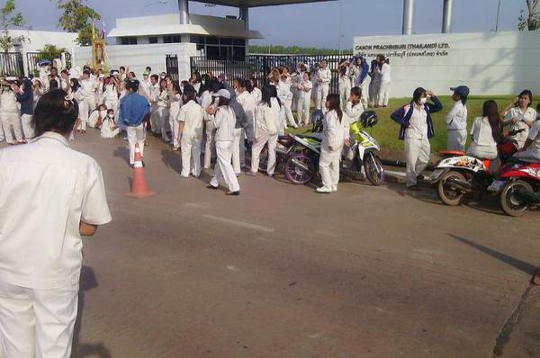 พนักงานแคนนอน ปราจีนฯ ประท้วงเรียกโบนัส 4 เดือน