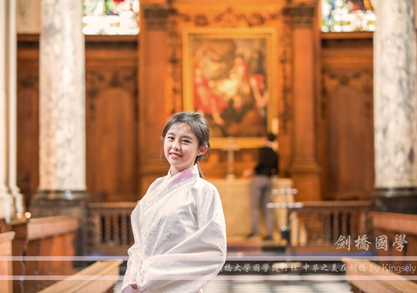 น่ารักเว่อร์ นักศึกษาสาวหมวยเคมบริดจ์ใส่ชุดฮั่นฝูถ่ายรูป เผยแพร่วัฒนธรรมจีน 