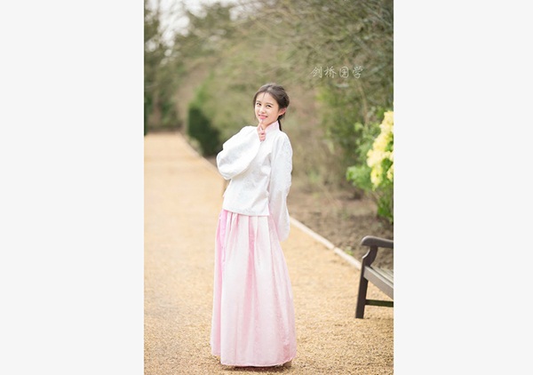 น่ารักเว่อร์ นักศึกษาสาวหมวยเคมบริดจ์ใส่ชุดฮั่นฝูถ่ายรูป เผยแพร่วัฒนธรรมจีน 