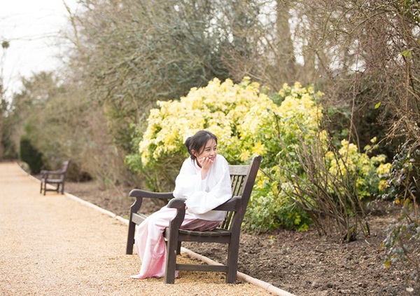 น่ารักเว่อร์ นักศึกษาสาวหมวยเคมบริดจ์ใส่ชุดฮั่นฝูถ่ายรูป เผยแพร่วัฒนธรรมจีน 