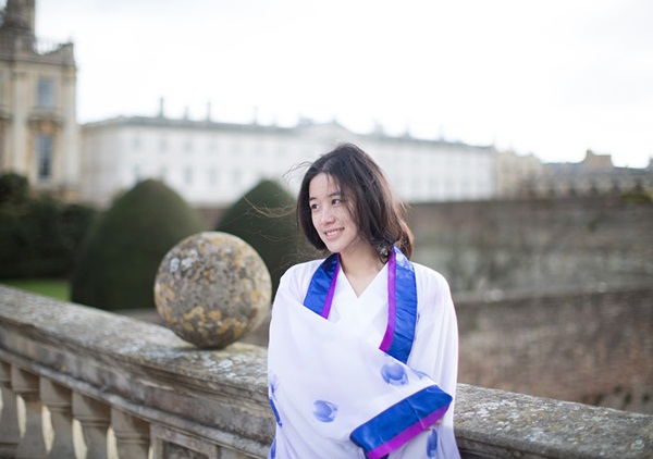 น่ารักเว่อร์ นักศึกษาสาวหมวยเคมบริดจ์ใส่ชุดฮั่นฝูถ่ายรูป เผยแพร่วัฒนธรรมจีน 