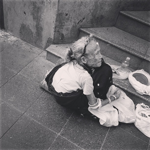 ไมค์ พิรัชต์ น้ำใจงาม ช่วยคุณยายพิการหน้าบีทีเอส