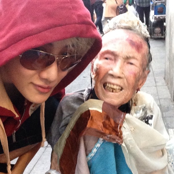 ไมค์ พิรัชต์ น้ำใจงาม ช่วยคุณยายพิการหน้าบีทีเอส