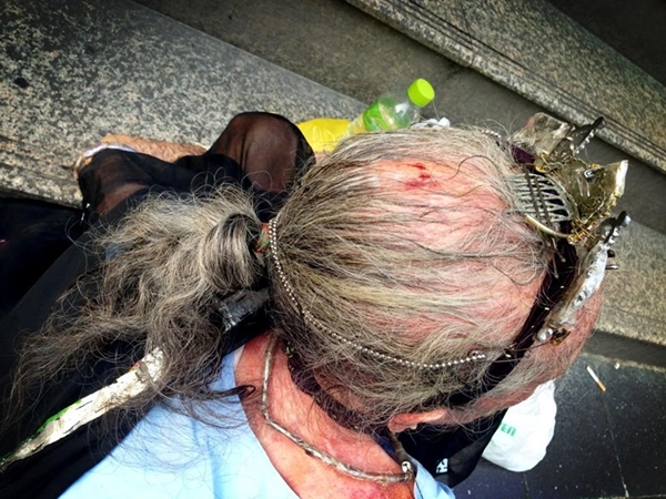 ไมค์ พิรัชต์ น้ำใจงาม ช่วยคุณยายพิการหน้าบีทีเอส