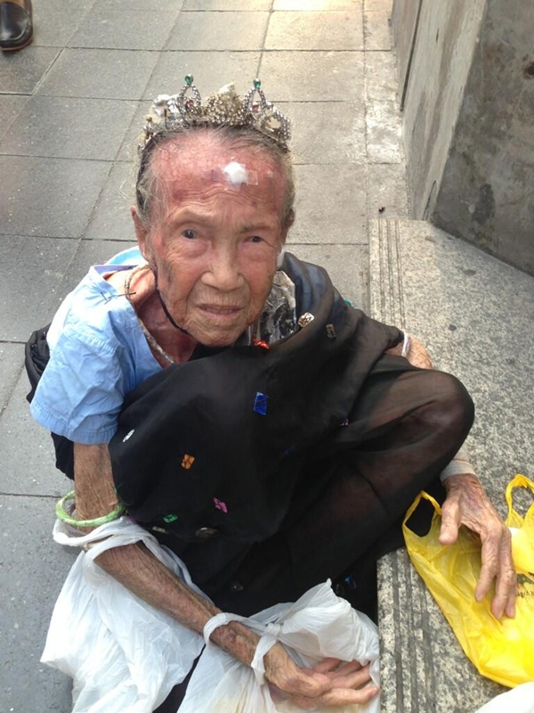 ไมค์ พิรัชต์ น้ำใจงาม ช่วยคุณยายพิการหน้าบีทีเอส