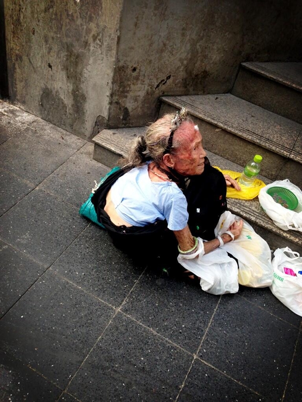 ไมค์ พิรัชต์ น้ำใจงาม ช่วยคุณยายพิการหน้าบีทีเอส