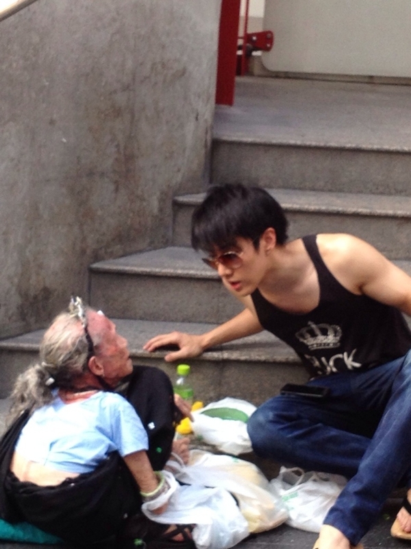  ไมค์ พิรัชต์ น้ำใจงาม ช่วยคุณยายพิการหน้าบีทีเอส