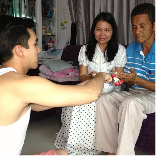 ณเดชน์ กราบเท้าพ่อแม่ รดน้ำดำหัวผู้ใหญ่ในวันสงกรานต์