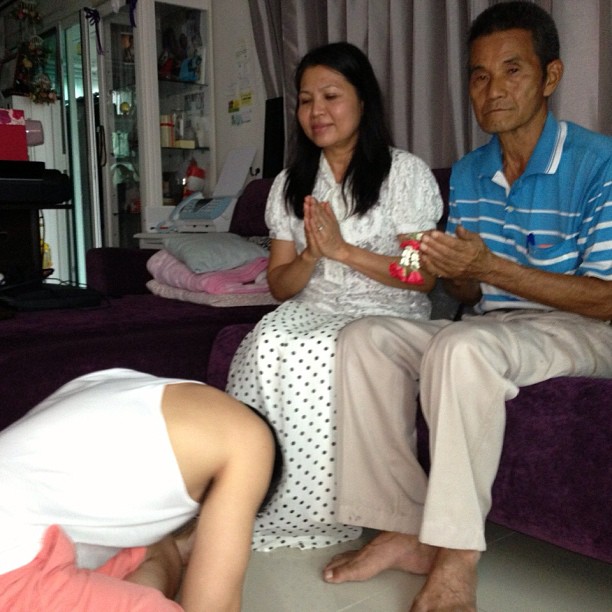 ณเดชน์ กราบเท้าพ่อแม่ รดน้ำดำหัวผู้ใหญ่ในวันสงกรานต์