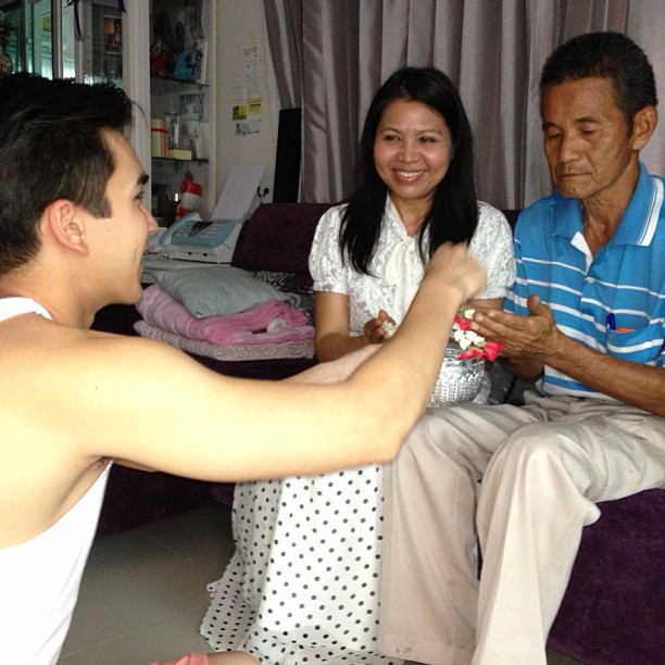 ณเดชน์ กราบเท้าพ่อแม่ รดน้ำดำหัวผู้ใหญ่ในวันสงกรานต์