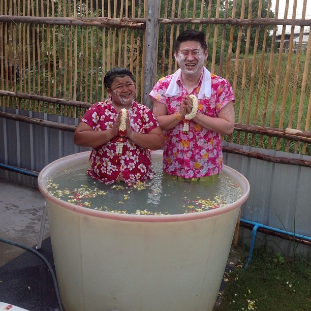 ตามไปดู...สรยุทธ-โก๊ะตี๋ หยอกเอินกันแบบขำ ๆ ฉลองวันสงกรานต์ 