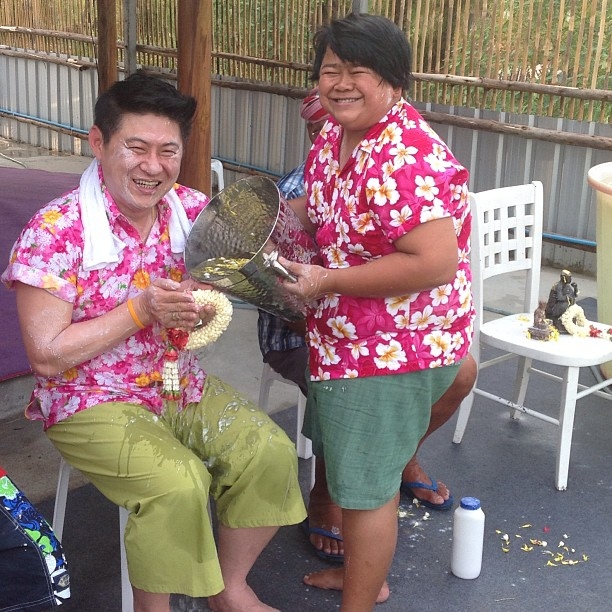 ตามไปดู...สรยุทธ-โก๊ะตี๋ หยอกเอินกันแบบขำ ๆ ฉลองวันสงกรานต์ 