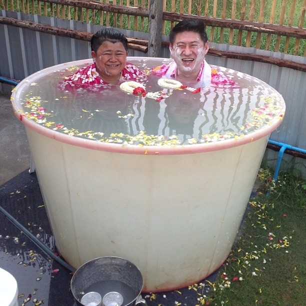 ตามไปดู...สรยุทธ-โก๊ะตี๋ หยอกเอินกันแบบขำ ๆ ฉลองวันสงกรานต์ 