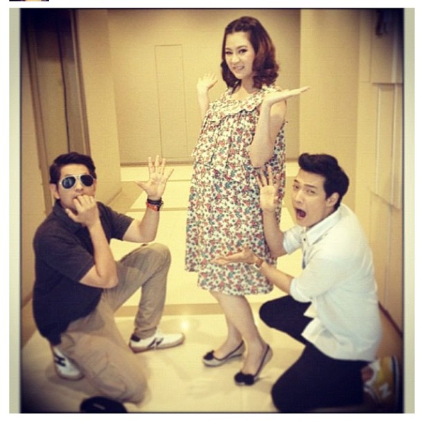 ชมภาพ ว่าที่คุณแม่ โอ๋ ภัคจีรา ฉลองวันเกิดสุดอบอุ่น
