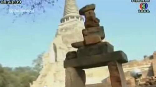 นักท่องเที่ยวแห่ตั้งกองอิฐรอบวัดอยุธยา เชื่อทำให้ชีวิตรุ่ง