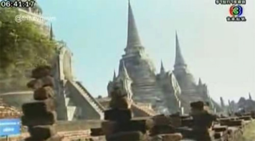 นักท่องเที่ยวแห่ตั้งกองอิฐรอบวัดอยุธยา เชื่อทำให้ชีวิตรุ่ง