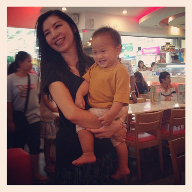 คุณแม่ของตุ๊ก ชนกวนันท์ และน้องภูมิ