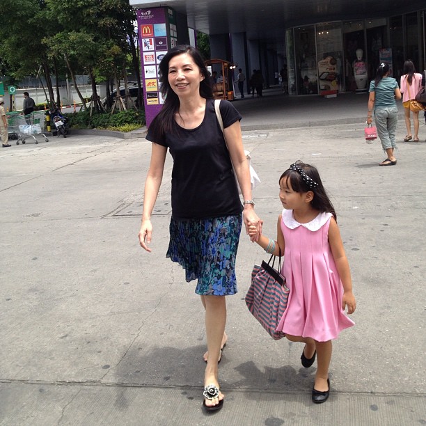 คุณแม่ของตุ๊ก ชนกวนันท์ และน้องแพรว