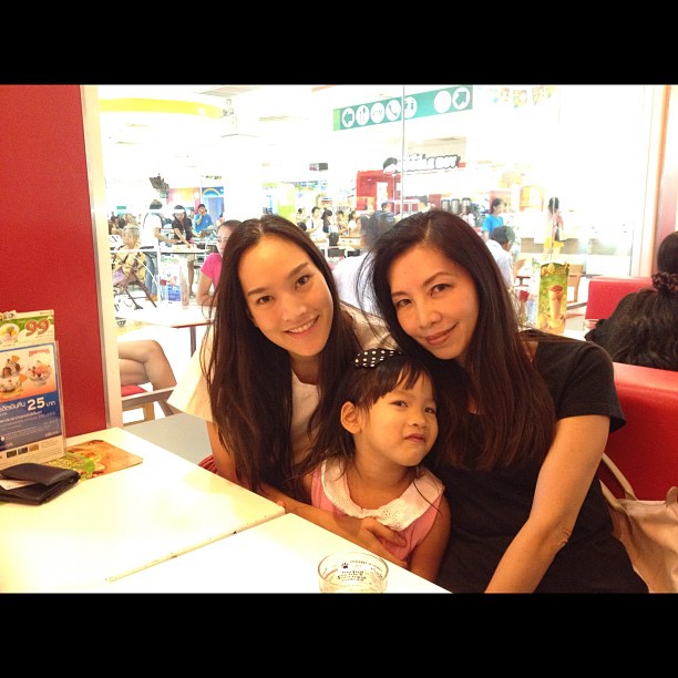 ตุ๊ก ชนกวนันท์ พร้อมคุณแม่ และน้องแพรว