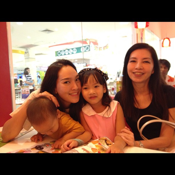 ตุ๊ก ชนกวนันท์ น้องภูมิ น้องแพรว และคุณแม่ของตุุ๊ก 