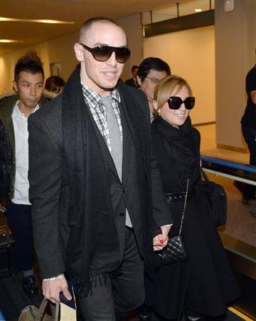 อายูมิ ฮามาซากิ หมั้นหนุ่มนักเรียนแพทย์ อายุห่าง 10 ปี