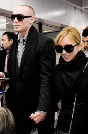 อายูมิ ฮามาซากิ หมั้นหนุ่มนักเรียนแพทย์ อายุห่าง 10 ปี