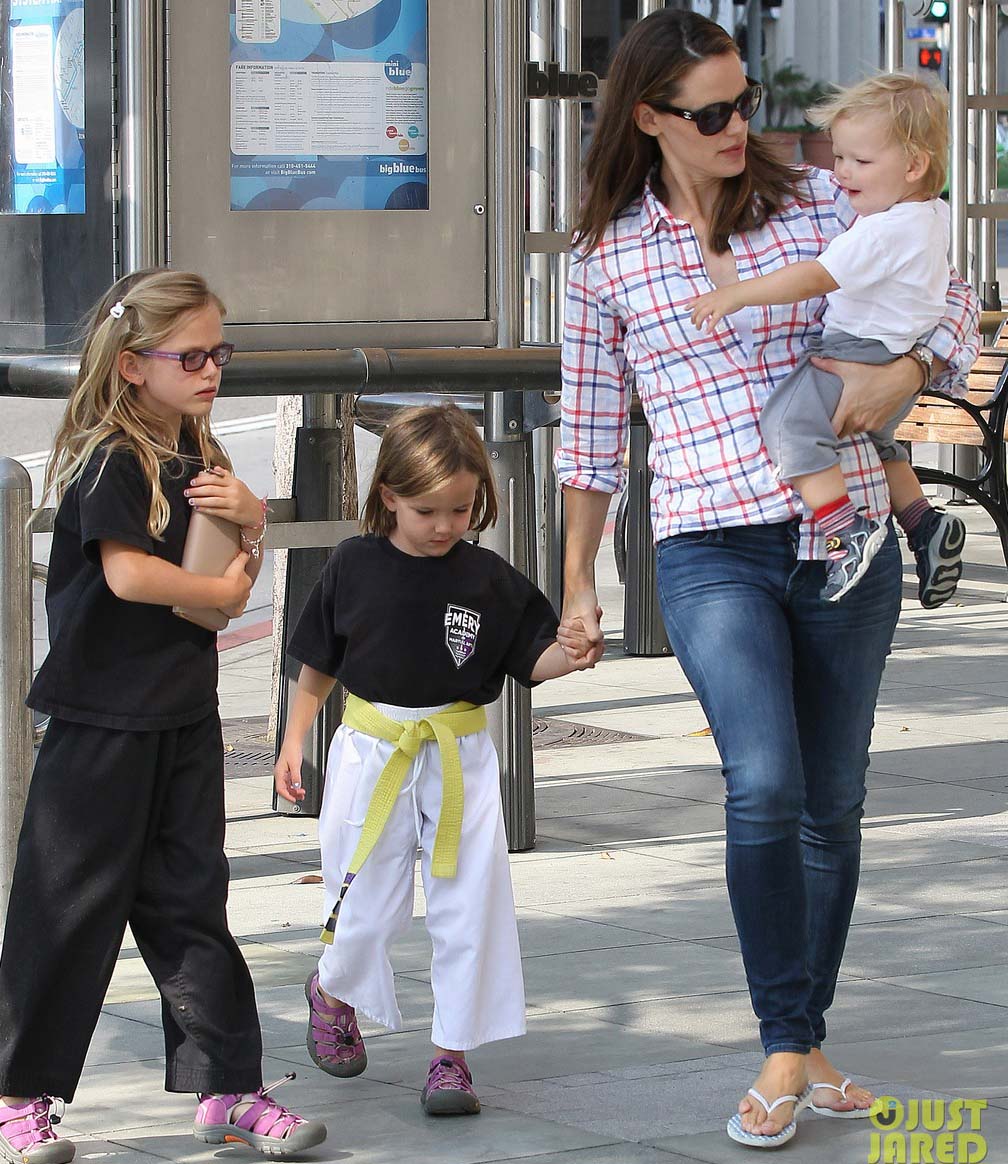 ไวโอเลต เซราฟีนา ซามูเอล 3 พี่น้องของ เจนนิเฟอร์ การ์เนอร์-เบน แอฟเฟล็ก