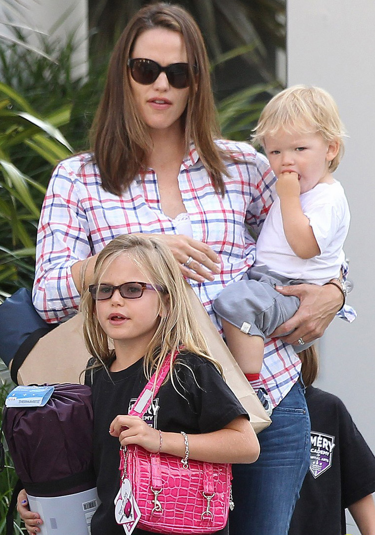 ไวโอเลต เซราฟีนา ซามูเอล 3 พี่น้องของ เจนนิเฟอร์ การ์เนอร์-เบน แอฟเฟล็ก