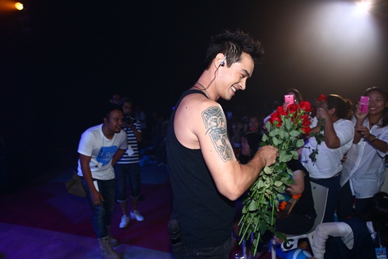 ใบเตย หอบดอกไม้โผล่เซอร์ไพรส์ดีเจ.แมน กลางงานไลค์แอนด์แชร์
