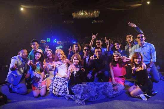 ใบเตย หอบดอกไม้โผล่เซอร์ไพรส์ดีเจ.แมน กลางงานไลค์แอนด์แชร์