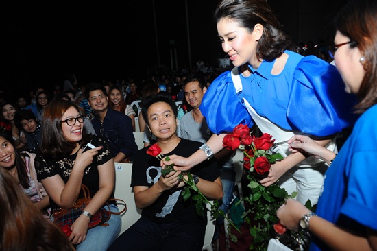 ใบเตย หอบดอกไม้โผล่เซอร์ไพรส์ดีเจ.แมน กลางงานไลค์แอนด์แชร์