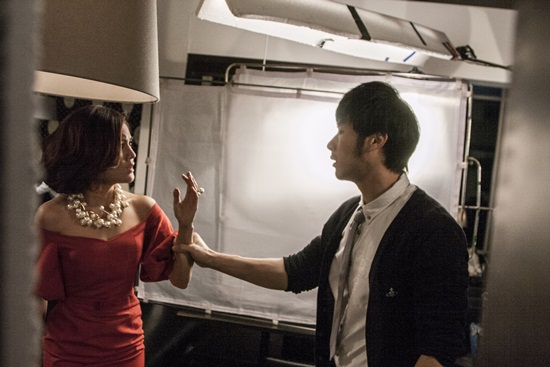 ภัทร สุดเขิน โดน ก้อย เปิดซิงจูบแรก ใน MV เพลง ไม่อยู่ในสายตา