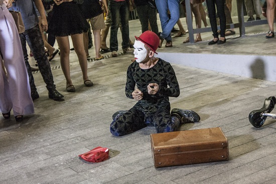 ภัทร สุดเขิน โดน ก้อย เปิดซิงจูบแรก ใน MV เพลง ไม่อยู่ในสายตา