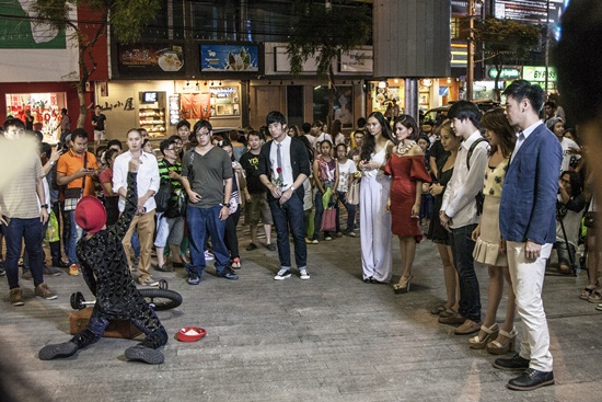 ภัทร สุดเขิน โดน ก้อย เปิดซิงจูบแรก ใน MV เพลง ไม่อยู่ในสายตา