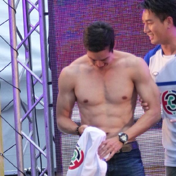 เดี่ยว เคน เต้ย กล้ามแน่นมาก โชว์หุ่นล่ำ ๆ บนเวที