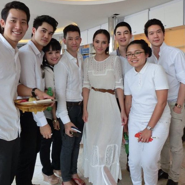 อั้ม พัชราภา ควง แอมป์ พิธาน ทำบุญยกช่อฟ้าวัดท่าไม้ 