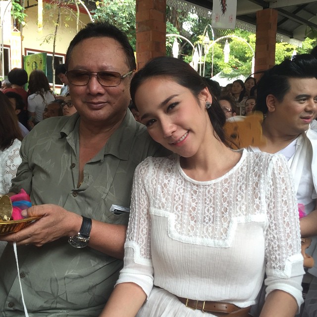 อั้ม พัชราภา ควง แอมป์ พิธาน ทำบุญยกช่อฟ้าวัดท่าไม้ 