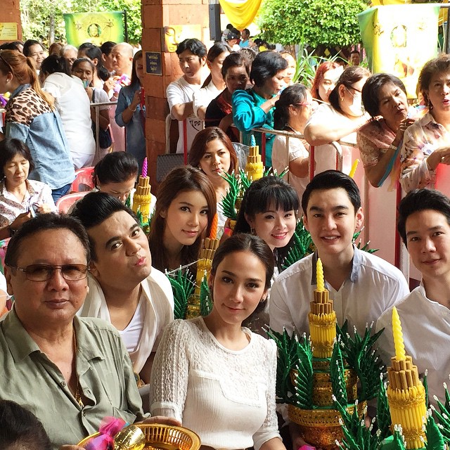 อั้ม พัชราภา ควง แอมป์ พิธาน ทำบุญยกช่อฟ้าวัดท่าไม้ 